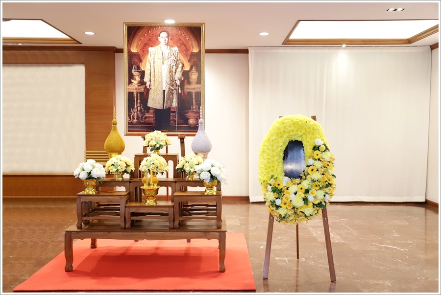 กรมบังคับคดีจัดพิธีวางพวงมาลา เนื่องในวันคล้ายวันสวรรคต พระบาทสมเด็จพระบรมชนกาธิเบศร มหาภูมิพลอดุลยเดชมหาราช บรมนาถบพิตร 13 ตุลาคม 2564